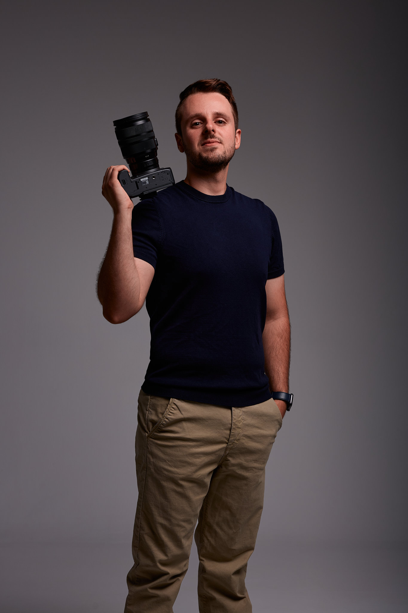 Carlos-Llorca-pose-camara-fotos-mano-Caudiovisual